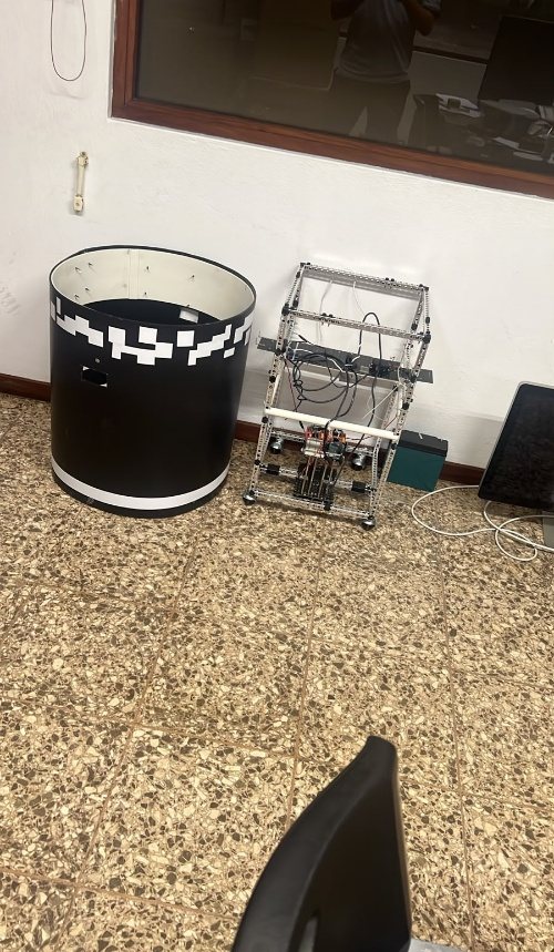 La estructura de MECH-2 desarmada junto a su cuerpo cilíndrico