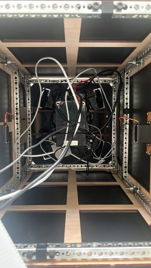 Vista superior de los sistemas y circuitos internos de MECH-3