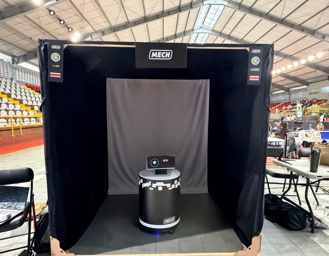 MECH-1 dentro de su stand de cortinas negras en la regional WRO de Alajuela