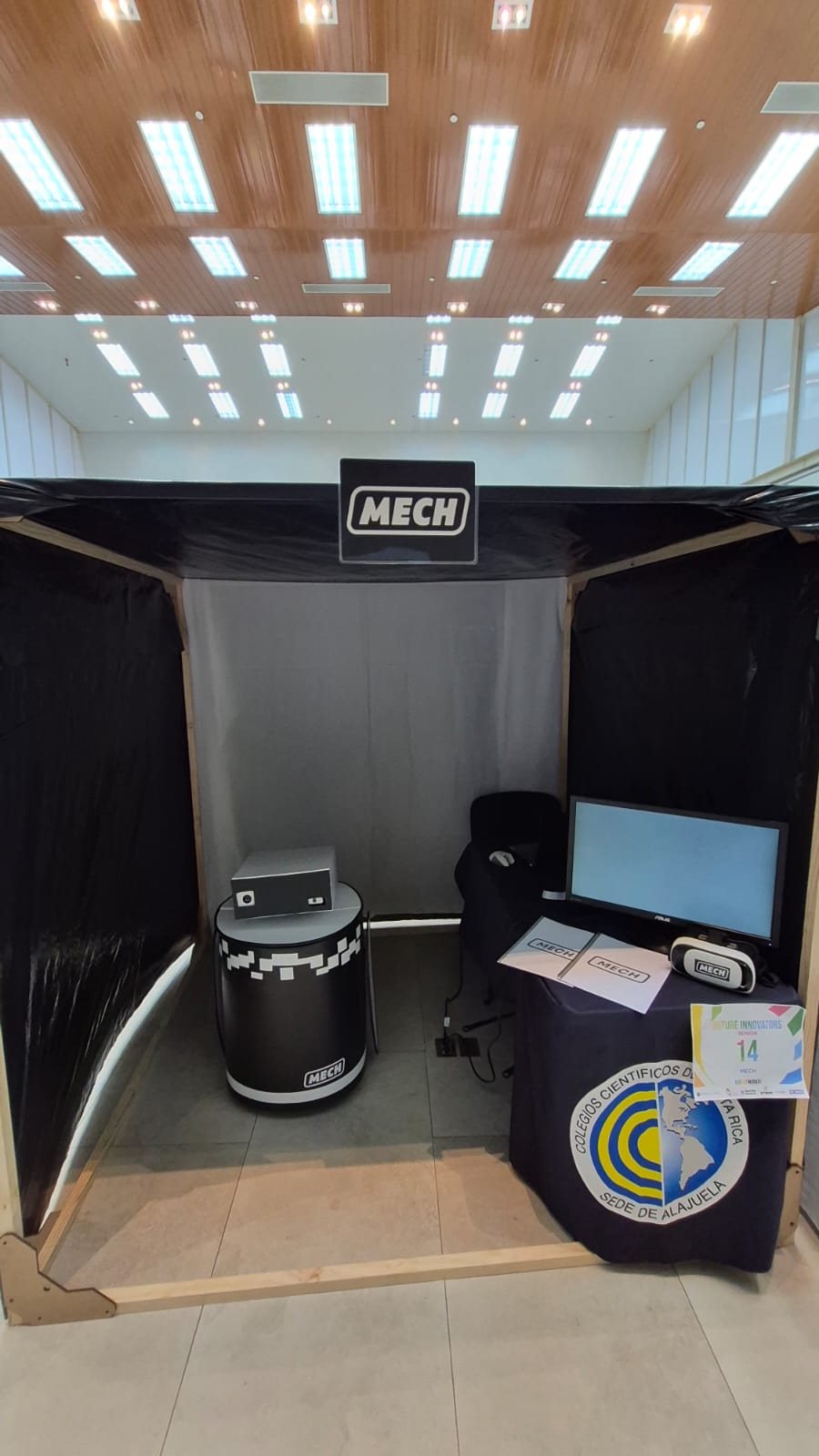 Stand de MECH-2 en la regional WRO de Guanacaste, con el robot, la mesa y la pantalla