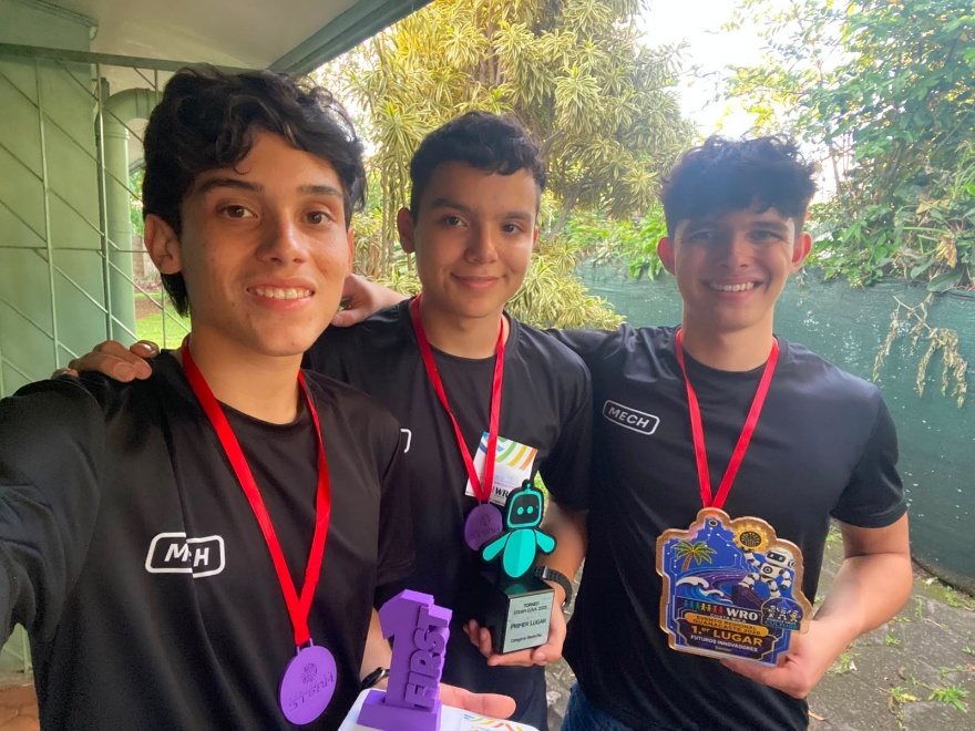Leonardo, Jimmy y Alejandro sonriendo con sus medallas y los tres trofeos ganados